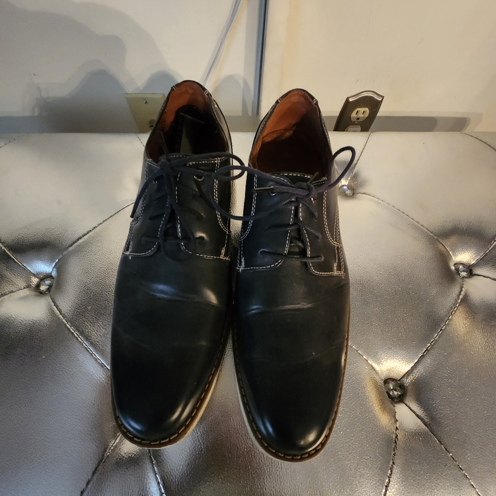 Men's casual navy with white stitching shoe.